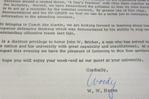 Woody Hayes Ohio State Buckeyes aláírt playbook 1962 labdarúgó klinika SZÖVETSÉG COA - Dedikált Egyetemi
